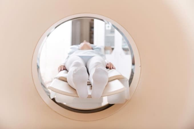 "Za varno izvajanje posegov potrebna specifična znanja, dolgoletne izkušnje in predvsem praktične veščine," opozarjajo radiologi. 