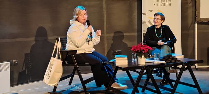 Sabina Fras Popović in Tonja Jelec na predstavitvi knjige Prava hokejska banda gre do konca v Sodnem stolpu.