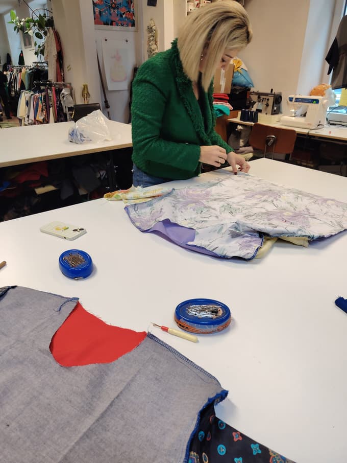 Nekaj že nastaja. Najprej z bucikami pritrdimo blago skupaj, da bo lažje teklo pod iglo na stroju.