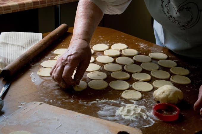 Vroča delovna mesta v Mariboru in okolici: Kdo zaposli traktorista in kdo gospodinjsko pomočnico?