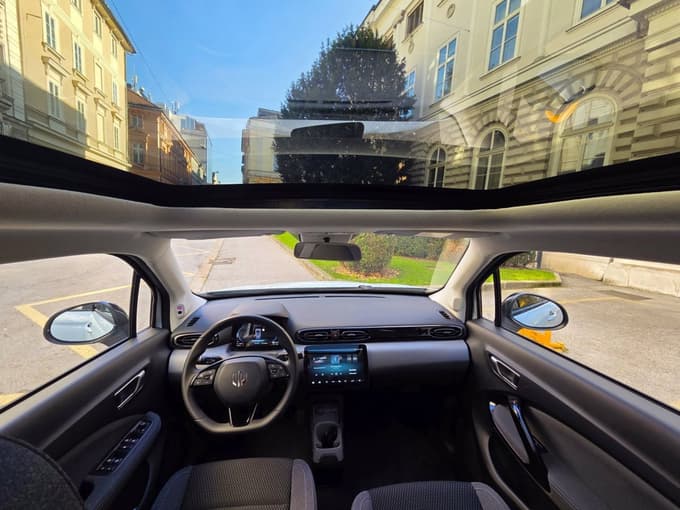 Kljub zelo kompaktnim meram je notranjost skupaj s panoramsko streho zelo prostorna.