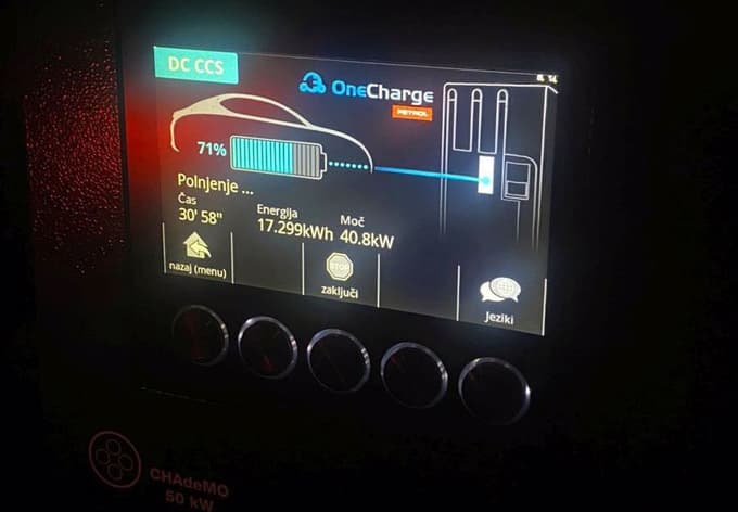 Na hitri enosmerni polnilnici se polni z največjo močjo 45 kW.