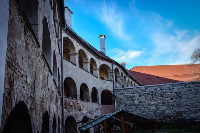 Z gradom je povezana tudi legenda, da naj bi imel kar 365 sob, po eno za vsak dan v letu, čeprav zgodovinarji danes ocenjujejo, da jih je bilo v resnici nekoliko manj.