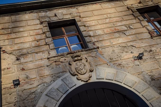 Grb nad glavnim vhodom v grad Grad pripada plemiški rodbini Széchy (Seči), ki je bila najpomembnejši in najvplivnejši lastnik gradu v 16. in 17. stoletju ter je grad tudi prezidala v njegovo današnjo podobo.