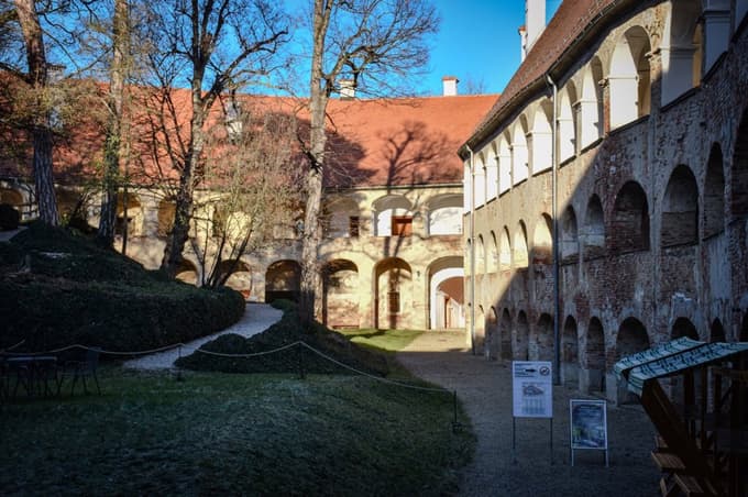 Prenočitev v gradu je vsekakor edinstvena izkušnja, navsezadnje so priložnosti, da se počutiš kot pravi graščak, vendarle redke.