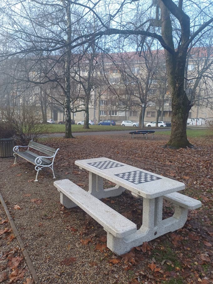 Javna miza za šah na Trgu Borisa Kidriča