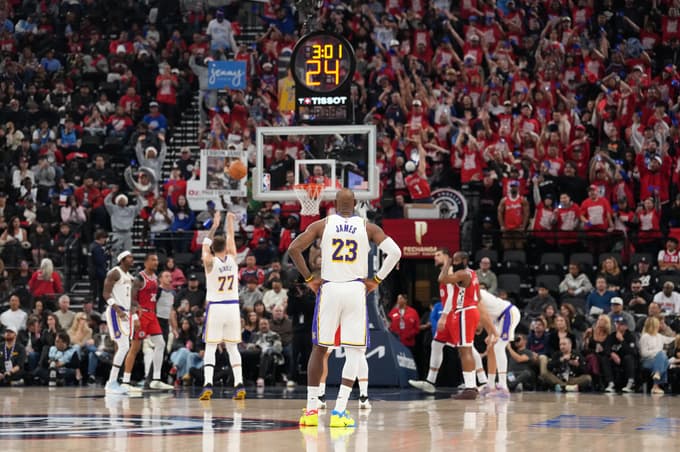(VIDEO) Lakersi izgubili derbi, Dončić zaradi poškodbe predčasno končal tekmo