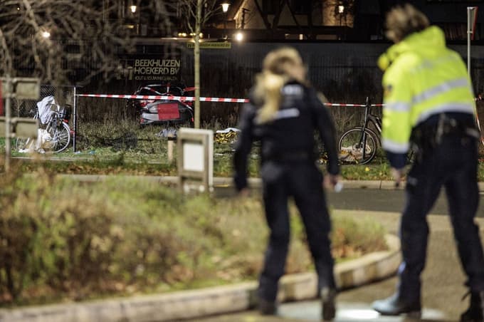 (FOTO) Voznica zapeljala v množico na paradi: Najmanj devet poškodovanih, nekateri huje