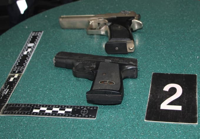 Pri 52-letniku zaseženi pištoli