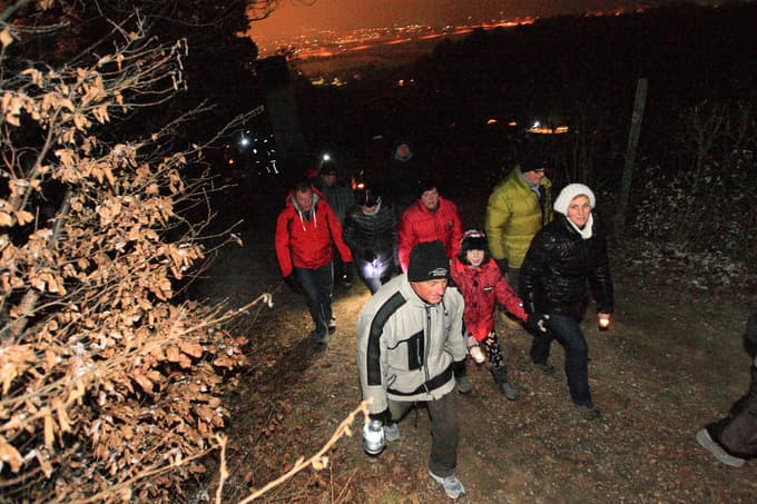 Božični pohod z lučkami na Pekrsko gorco