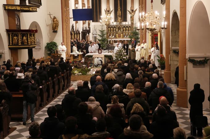(FOTO) Polnočnice: Cvikl o odločitvah za srečno prihodnost, Saje o skrajno aktualnem sporočilu božiča