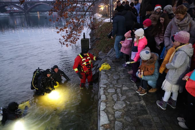 Pri Vodnem stolpu so že čakali otroci, ki so potapljačem tudi zapeli. 