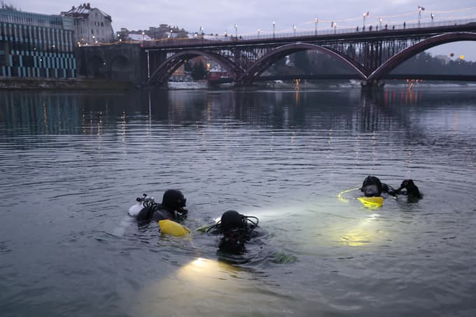 V rumenih vrečah so darila. 
