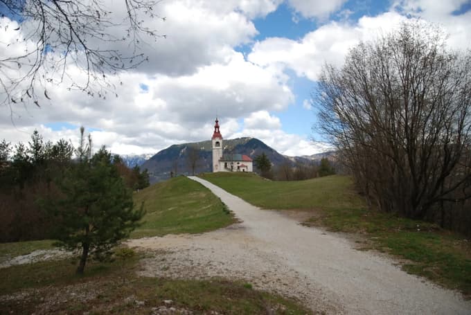 Plato s cerkvijo svetega Ivana, kjer se predvideva paleolitska postaja na prostem