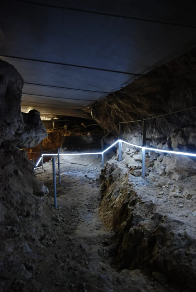 Stopnice z osvetlitvijo za dostop v zadnji del jame