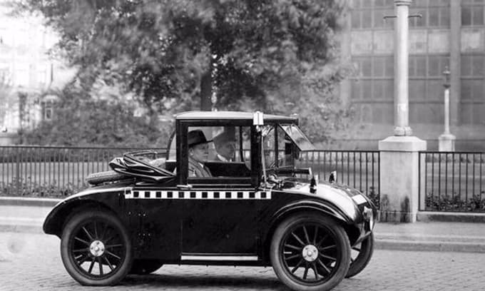 Mali hanomag je služil tudi kot taksi za enega potnika brez prtljage.