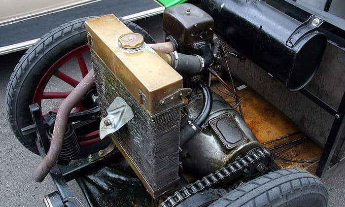 Štiritaktni enovaljnik, nameščen pred zadnjo osjo, s prostornino 502 cm³ je avto pognal do 60 km/h.