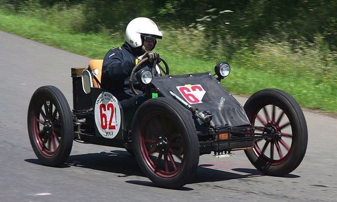 Dirkaška različica praktično brez karoserije in s platnenimi površinami