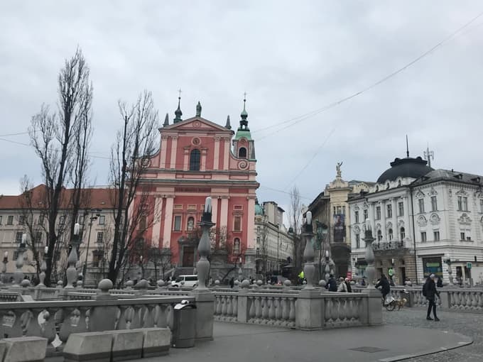 V Ljubljani kljub zamrznitvi zakona še vedno zagovarjajo omejitev kratkotrajnega oddajanja na največ 60 dni letno.