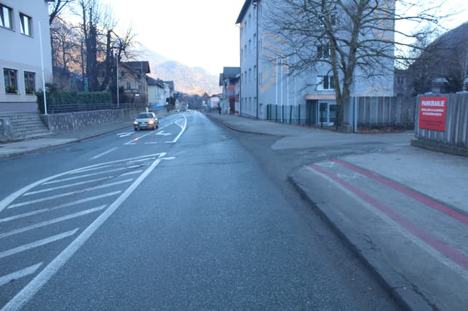 (FOTO) Nesreča na Jesenicah: Voznik sive škode z ljubljansko registrsko oznako trčil v kolesarja in odpeljal naprej