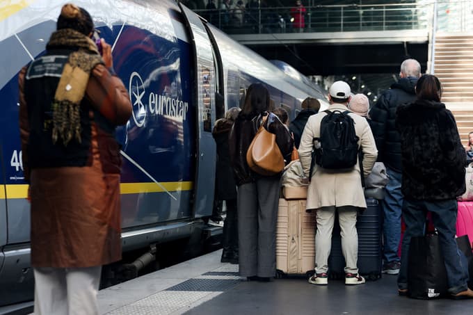 (FOTO) Kaos na železniških tirih: Eurostar zaradi težav v Rokavskem predoru odpovedal vse prevoze
