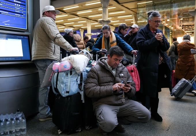 (FOTO) Kaos na železniških tirih: Eurostar zaradi težav v Rokavskem predoru odpovedal vse prevoze