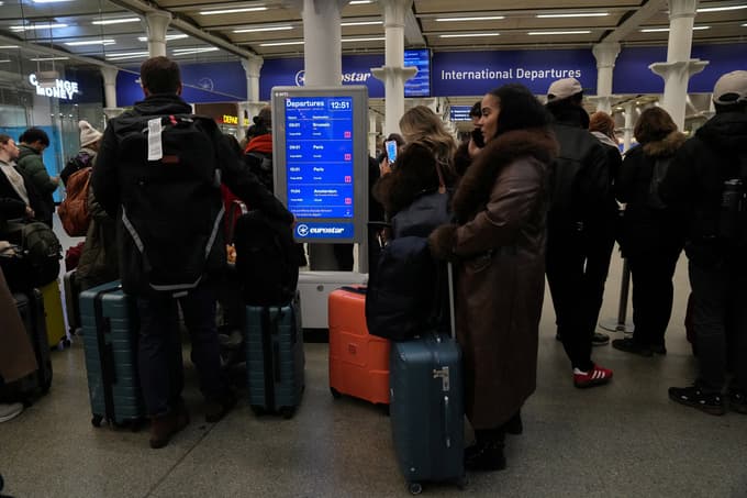 (FOTO) Kaos na železniških tirih: Eurostar zaradi težav v Rokavskem predoru odpovedal vse prevoze