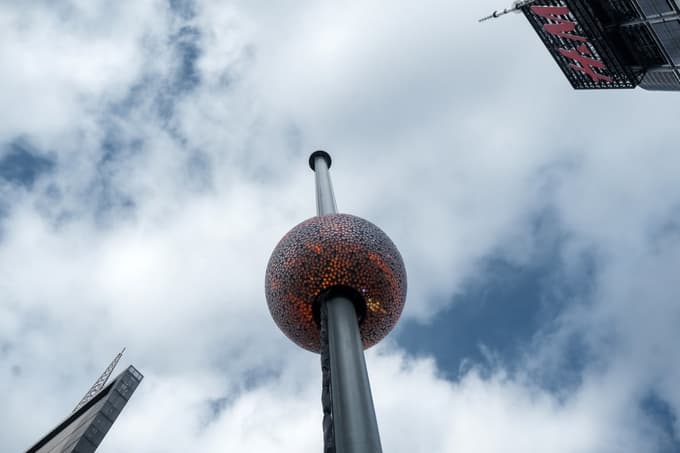 (FOTO) Znamenita kristalna krogla se bo letos dvakrat spustila po drogu na newyorškem Times Squaru