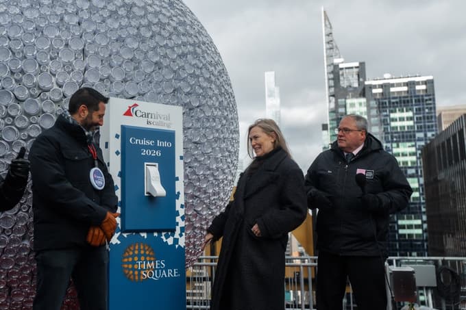 (FOTO) Znamenita kristalna krogla se bo letos dvakrat spustila po drogu na newyorškem Times Squaru