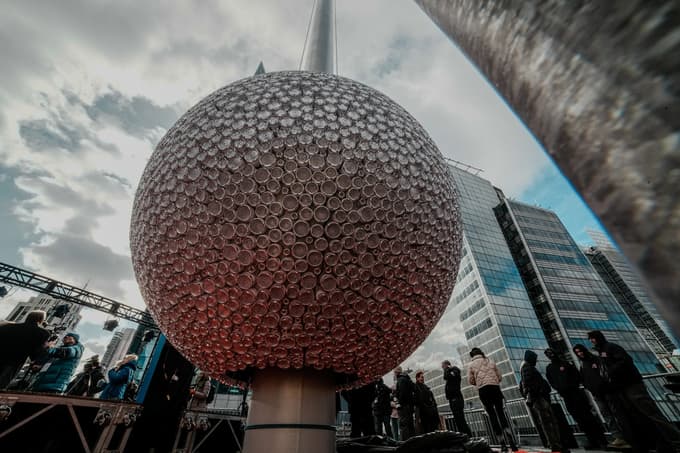 (FOTO) Znamenita kristalna krogla se bo letos dvakrat spustila po drogu na newyorškem Times Squaru