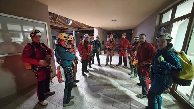 (FOTO) Pri reševanju umrlega potapljača sodelovalo več kot sto ljudi