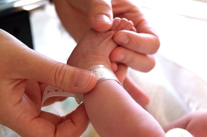 Starši naj preverijo možnost napake pri otroku, da se izognejo morebitnemu napačnemu zdravljenju.