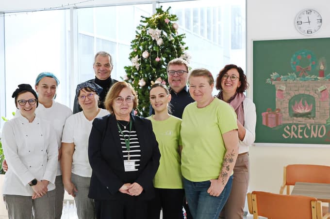 (FOTO) Tudi zaposleni v domovih za starejše delajo na silvestrsko noč, 1. januarja in ostale dni v letu