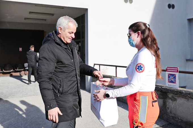 (FOTO) Silvestrska noč v Mariboru: Več policijskih posredovanj, en pretep pred lokalom in težja poškodba s pirotehniko