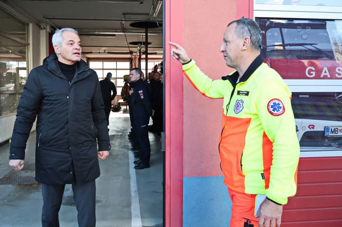 Župan Arsenovič in Štefan Mally, urgentni zdravnil enote nujne medicinske pomoči, ki je uspel le stisniti roko županu in je že odhitel na intervencijo