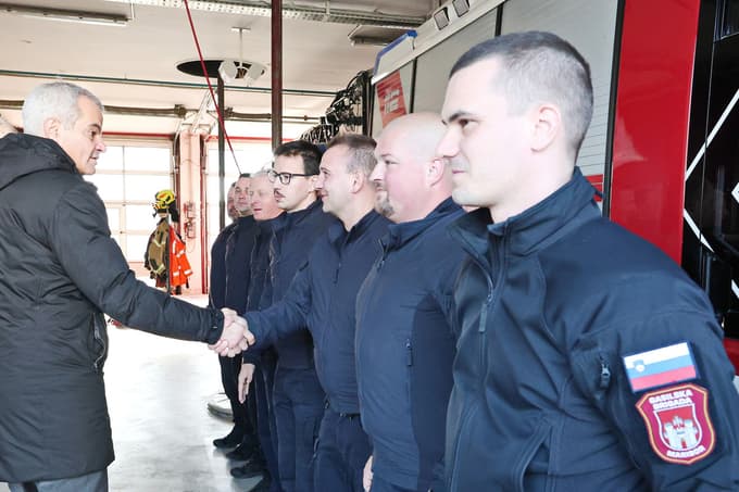 (FOTO) Silvestrska noč za mariborske gasilce brez počitka: "Pogosto si kdo vošči prav na intervenciji"