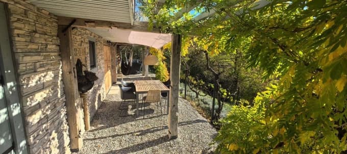 S terase se odpre pogled proti gozdu.