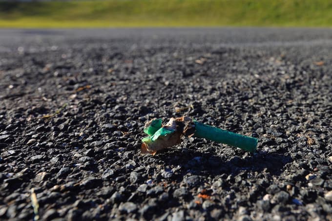 Maribor - Prekmurska ulica - Šolstvo - Osnovna šola - zgradbe - OŠ Martina Konšaka - Ilustracija - Tematika - Petarde - petarda - metanje petard - pirotehnika - nevarnost poškodbe - Pirotehnika - Šola - Zgradbe -