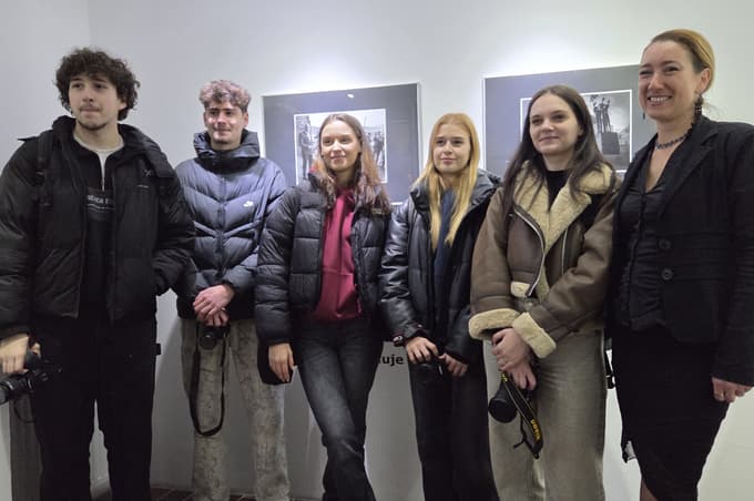Odprtja razstave so se udeležili tudi študenti fotografije, ob njih vodja Fotogalerije Stolp, fotografinja Maja Modrinjak.