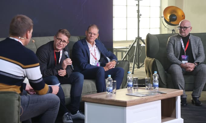 "Tehnologijo moramo obrniti tako, da bo služila nam, ne mi njej," je prepričan Blaž Osrajnik.