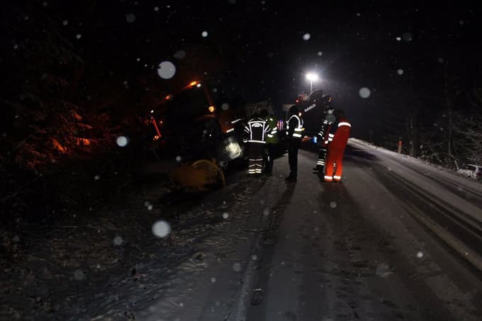 (FOTO) Cesta popolnoma zaprta: 31-letni voznik zaradi neprilagojene hitrosti trčil v tovorno vozilo