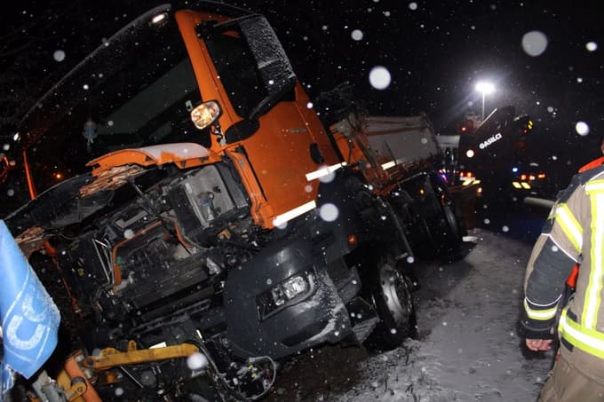 (FOTO) Cesta popolnoma zaprta: 31-letni voznik zaradi neprilagojene hitrosti trčil v tovorno vozilo