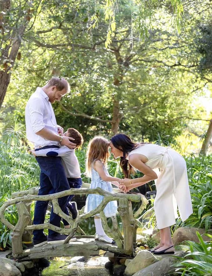 Princ Harry z družino v Montecitu čaka na očeta. 