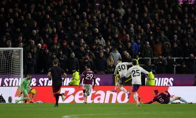 Soccer Football - Premier League - Burnley v Manchester United - Turf Moor, Burnley, Britain - January 7, 2026 Manchester United's Benjamin Sesko scores their third goal past Burnley's Martin Dubravka REUTERS/Russell Cheyne EDITORIAL USE ONLY. NO USE WITH UNAUTHORIZED AUDIO, VIDEO, DATA, FIXTURE LISTS, CLUB/LEAGUE LOGOS OR 'LIVE' SERVICES. ONLINE IN-MATCH USE LIMITED TO 120 IMAGES, NO VIDEO EMULATION. NO USE IN BETTING, GAMES OR SINGLE CLUB/LEAGUE/PLAYER PUBLICATIONS. PLEASE CONTACT YOUR ACCOUNT REPRESENTATIVE FOR FURTHER DETAILS..