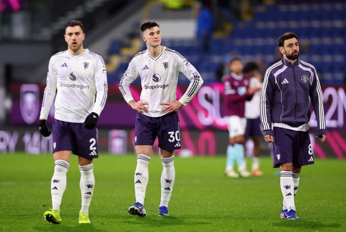 Soccer Football - Premier League - Burnley v Manchester United - Turf Moor, Burnley, Britain - January 7, 2026 Manchester United's Diogo Dalot, Benjamin Sesko and Bruno Fernandes after the match Action Images via Reuters/Craig Brough EDITORIAL USE ONLY. NO USE WITH UNAUTHORIZED AUDIO, VIDEO, DATA, FIXTURE LISTS, CLUB/LEAGUE LOGOS OR 'LIVE' SERVICES. ONLINE IN-MATCH USE LIMITED TO 120 IMAGES, NO VIDEO EMULATION. NO USE IN BETTING, GAMES OR SINGLE CLUB/LEAGUE/PLAYER PUBLICATIONS. PLEASE CONTACT YOUR ACCOUNT REPRESENTATIVE FOR FURTHER DETAILS..