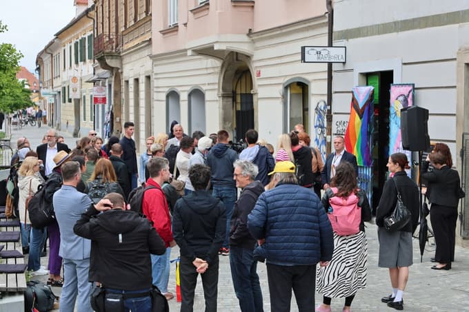 Zakaj je sodišče ustavilo kazenski postopek zoper moškega, ki je ukradel Mariborkino mavrično zastavo?