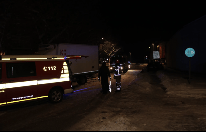 (FOTO) Voznik tovornega vozila izgubil oblast nad vozilom in trčil v avtomobil. Tako se je končalo ...