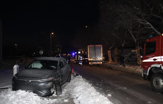 (FOTO) Voznik tovornega vozila izgubil oblast nad vozilom in trčil v avtomobil. Tako se je končalo ...