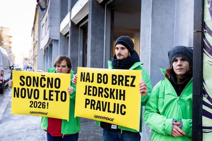 Aktivisti Greenpeaca Slovenija so pred poslopjem Vlade RS predsedniku vlade dr. Robertu Golobu predali novoletno čestitko. foto: Ivan Sejič