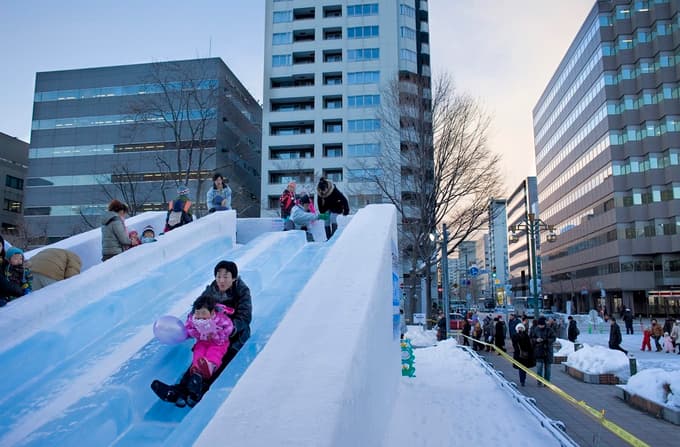 Sapporo je znan po svojem zimskem festivalu Yuki Matsuri, kjer obiskovalci občudujejo skulpture, izdelane izključno iz ledu in snega.